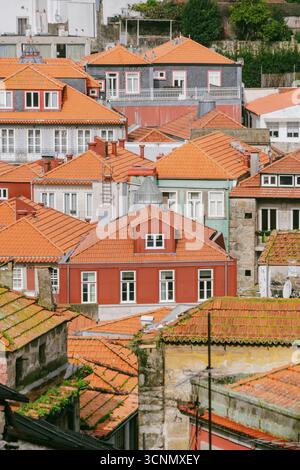 Toits orange traditionnels de Porto, Portugal, avec bâtiments historiques. Architecture européenne, paysage urbain, panorama de la ville, vue détaillée, ancienne remorque Banque D'Images
