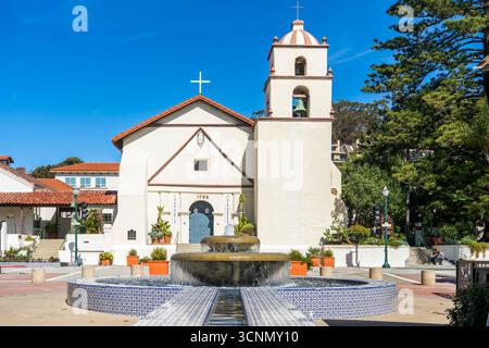 Mission San Buenaventura et fontaine par une journée ensoleillée à Ventura, Banque D'Images