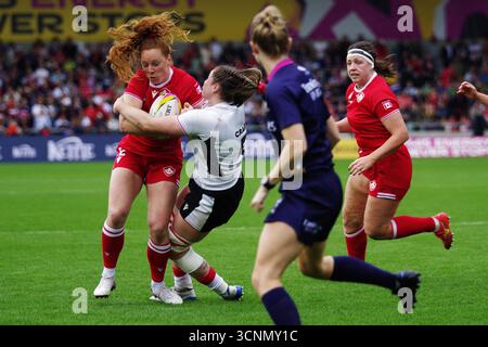 Salford, Angleterre, 30 août 2025. Gwen Crabb jouant pour le pays de Galles contre Alexandra Tessier, du Canada, dans la Coupe du monde de rugby féminin au Salford Community Stadium, Manchester. Crédit : Colin Edwards Banque D'Images