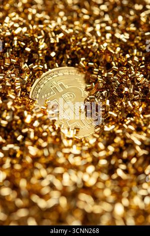 Pièce Golden Bitcoin entourée de perles dorées brillantes symbolisant la richesse, la blockchain et l’attrait de l’investissement en crypto-monnaie Banque D'Images