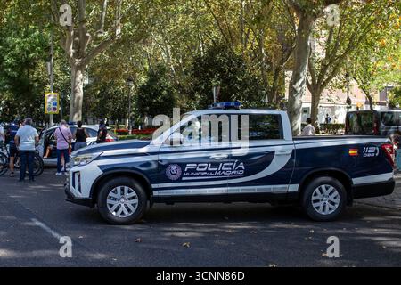 Madrid, Espagne. 21 septembre 2025. Une camionnette de la police municipale de Madrid à une exposition de mobilité à Madrid. Madrid a célébré le grand jour de la semaine européenne de la mobilité (SEM) ce dimanche sur le Paseo del Prado. La semaine européenne de la mobilité, lancée en 1999 et soutenue par la Commission européenne depuis 2000, est célébrée chaque année du 16 au 22 septembre, avec des activités visant à promouvoir la mobilité durable et à favoriser le développement de bonnes pratiques et de mesures permanentes, entre autres. Crédit : SOPA images Limited/Alamy Live News Banque D'Images