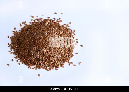 Graines de lin isolées sur fond blanc. Les graines de lin sont riches en fibres, en acides gras oméga-3 et en lignanes. Concept de nourriture saine. Vue de dessus. Banque D'Images