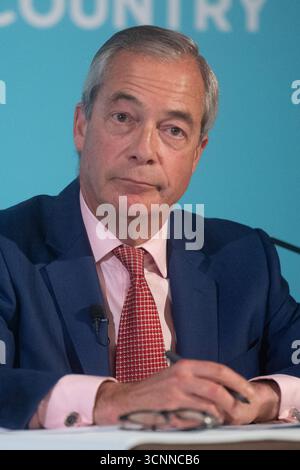 Londres, Royaume-Uni. 22 septembre 2025. Nigel Farage, leader du Parti réformiste britannique, prend la parole lors d'une conférence de presse au Royal Horseguard Hotel, Londres, Angleterre, Royaume-Uni, le lundi 22 septembre 2025. Crédit : Justin Ng/Alamy Live News. Banque D'Images