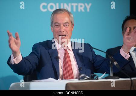 Londres, Royaume-Uni. 22 septembre 2025. Nigel Farage, leader du Parti réformiste britannique, prend la parole lors d'une conférence de presse au Royal Horseguard Hotel, Londres, Angleterre, Royaume-Uni, le lundi 22 septembre 2025. Crédit : Justin Ng/Alamy Live News. Banque D'Images