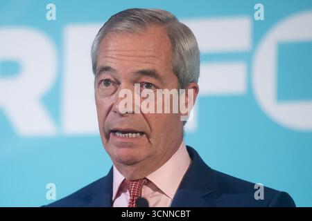 Londres, Royaume-Uni. 22 septembre 2025. Nigel Farage, leader du Parti réformiste britannique, prend la parole lors d'une conférence de presse au Royal Horseguard Hotel, Londres, Angleterre, Royaume-Uni, le lundi 22 septembre 2025. Crédit : Justin Ng/Alamy Live News. Banque D'Images