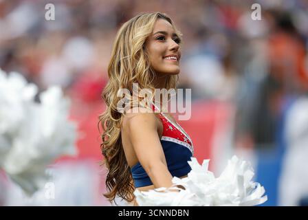 Foxborough, ma, États-Unis. 21 septembre 2025. MA, États-Unis ; pom-pom-meneuse des New England Patriots lors du match NFL entre les Steelers de Pittsburgh et les Patriots de la Nouvelle-Angleterre au Gillette Stadium à Foxborough, Massachusetts. Crédit : csm/Alamy Live News Banque D'Images