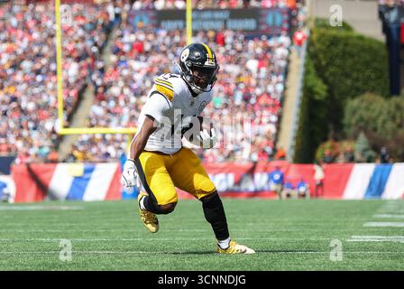 Foxborough, ma, États-Unis. 21 septembre 2025. MA, USA ; Pittsburgh Steelers Running back Kenneth Gainwell (14 ans) court avec le ballon lors du match NFL entre Pittsburgh Steelers et New England Patriots au Gillette Stadium à Foxborough, ma. Crédit : csm/Alamy Live News Banque D'Images