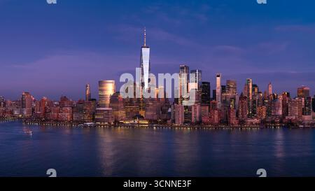 Vue aérienne de la ville de New York Lower Manhattan au crépuscule avec l'Hudson River, les gratte-ciel du quartier financier et le World Trade Center Banque D'Images