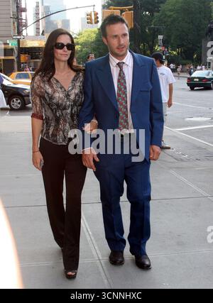 Courtney Cox et David Arquette aperçus marchant le long de Central Park South à New York - 24 juillet 2005 Banque D'Images
