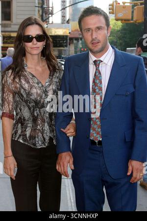 Courtney Cox et David Arquette aperçus marchant le long de Central Park South à New York - 24 juillet 2005 Banque D'Images