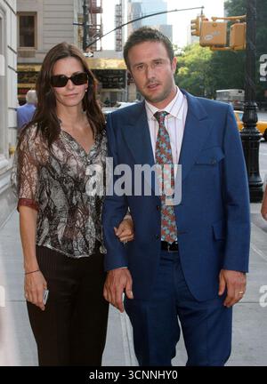 Courtney Cox et David Arquette aperçus marchant le long de Central Park South à New York - 24 juillet 2005 Banque D'Images