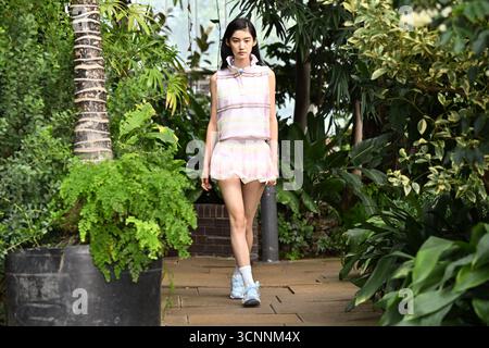 Londres, Royaume-Uni. 22 septembre 2025. Mannequins sur la passerelle pendant le défilé Susan Fang, au Barbican Conservatory de Londres, pendant la London Fashion week. Le crédit photo devrait se lire comme suit : Matt Crossick/Empics/Alamy Live News Banque D'Images