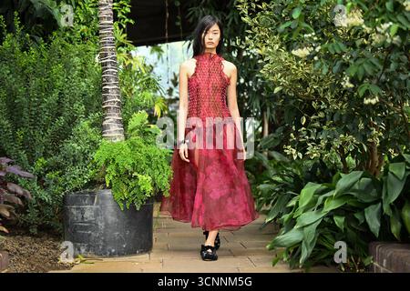 Londres, Royaume-Uni. 22 septembre 2025. Mannequins sur la passerelle pendant le défilé Susan Fang, au Barbican Conservatory de Londres, pendant la London Fashion week. Le crédit photo devrait se lire comme suit : Matt Crossick/Empics/Alamy Live News Banque D'Images