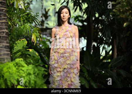 Londres, Royaume-Uni. 22 septembre 2025. Mannequins sur la passerelle pendant le défilé Susan Fang, au Barbican Conservatory de Londres, pendant la London Fashion week. Le crédit photo devrait se lire comme suit : Matt Crossick/Empics/Alamy Live News Banque D'Images