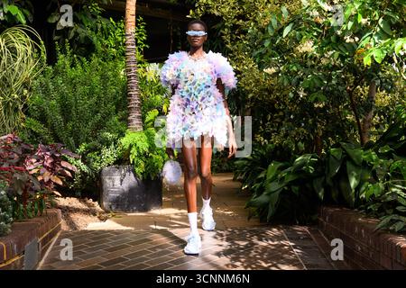 Londres, Royaume-Uni. 22 septembre 2025. Mannequins sur la passerelle pendant le défilé Susan Fang, au Barbican Conservatory de Londres, pendant la London Fashion week. Le crédit photo devrait se lire comme suit : Matt Crossick/Empics/Alamy Live News Banque D'Images