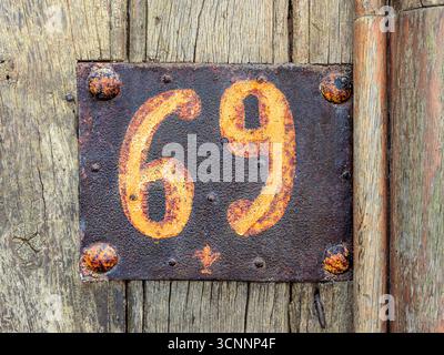 Vieille maison rouillée peinte à la main numéro soixante-neuf / soixante-neuf sur la rue Voltaire, Chinon, Indre-et-Loire (37), France. Banque D'Images