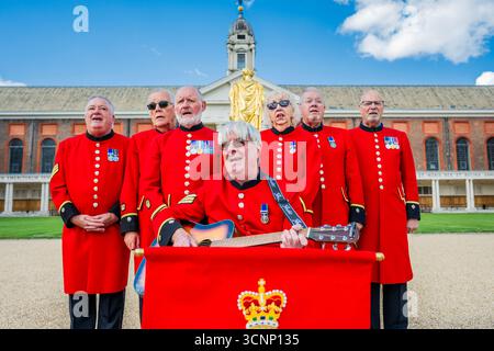 Londres, Royaume-Uni. 22 septembre 2025. Chelsea Pensioner Singers, au Royal Hospital Chelsea, alors qu'ils répètent pour leur performance au Chelsea History Festival. Le concert spécial des Chelsea Pensioner Singers aura lieu le samedi 27 septembre. À partir du 24-28 septembre 2025, le Chelsea History Festival revient pour sa septième édition - cinq jours de conférences, de tournées, de concerts et d'événements familiaux qui « font revivre le passé de la capitale ». Crédit : Guy Bell/Alamy Live News Banque D'Images
