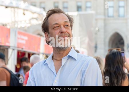 Portrait d'un homme d'âge moyen confiant sur fond de foule Banque D'Images