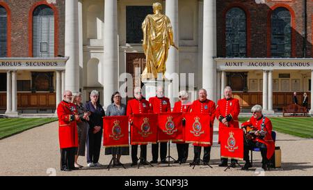 Londres, Royaume-Uni. 22 septembre 2025. Les Chelsea Pensioner Singers, vêtus de leurs uniformes écarlate, répètent pour leur performance au Chelsea History Festival le samedi 27 septembre. Du 24-28 au 30 septembre 2025, le Chelsea History Festival revient pour sa septième édition avec des événements familiaux qui font revivre le passé de la capitale. Crédit : Imageplotter/Alamy Live News Banque D'Images