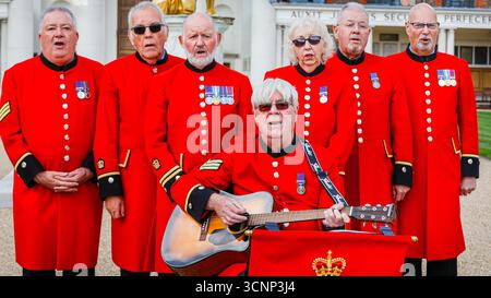 Londres, Royaume-Uni. 22 septembre 2025. Les Chelsea Pensioner Singers, vêtus de leurs uniformes écarlate, répètent pour leur performance au Chelsea History Festival le samedi 27 septembre. Du 24-28 au 30 septembre 2025, le Chelsea History Festival revient pour sa septième édition avec des événements familiaux qui font revivre le passé de la capitale. Crédit : Imageplotter/Alamy Live News Banque D'Images