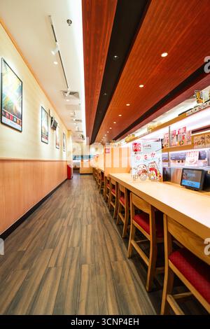 Intérieur de restaurant japonais avec comptoir en bois et sièges - West Lake à Huizhou, province du Guangdong, Chine, est une attraction touristique avec une architecture ancienne Banque D'Images