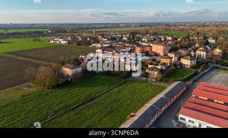 La vue aérienne à couper le souffle capture le charme historique de Castelvetro Piacentino au milieu de la campagne italienne luxuriante Banque D'Images