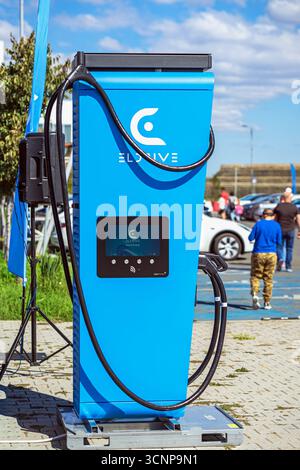 BURGAS, Bulgarie - 20 septembre 2025 : borne de recharge de véhicule électrique de couleur bleu vif avec logo et écran d'affichage dans un cadre extérieur Banque D'Images