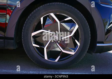 BURGAS, Bulgarie - 20 septembre 2025 : jante élégante en alliage noir avec un design géométrique unique sur SUV moderne garé dans un environnement urbain Banque D'Images