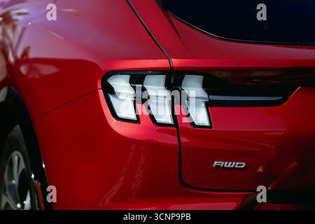 BURGAS, Bulgarie - 20 septembre 2025 : vue arrière de la voiture de sport rouge avec feux arrière élégants et emblème AWD avec reflets vibrants sur la surface Banque D'Images