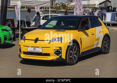 BURGAS, Bulgarie - 20 septembre 2025 : la voiture électrique Renault R5 présentée lors d'un événement automobile avec une couleur jaune éclatante et des éléments de design modernes Banque D'Images