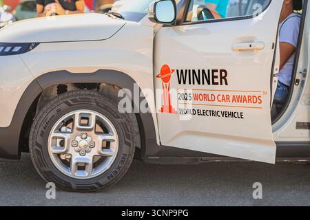 BURGAS, Bulgarie - 20 septembre 2025 : gros plan de la voiture électrique blanche avec l'autocollant Winner 2025 World car Awards sur la porte, événement urbain. Automobile Banque D'Images