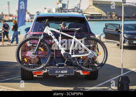 BURGAS, Bulgarie - 20 septembre 2025 : Volvo EX90 SUV stationné près du front de mer avec un vélo de montagne monté à l'arrière, mettant en vedette l'aventure en plein air Banque D'Images