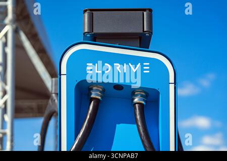 BURGAS, Bulgarie - 20 septembre 2025 : borne de recharge ELDRIVE pour véhicules électriques au design bleu sur ciel dégagé. Concept de mobilité électrique Banque D'Images