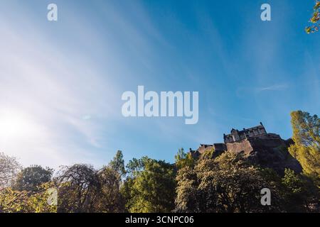 Château d'Édimbourg vu depuis Princess Street Gardens un jour d'été, Édimbourg, Écosse, Royaume-Uni Banque D'Images