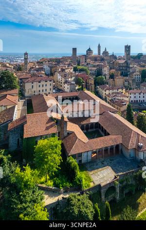 Vue sur les toits, les églises et les tours de la ville haute (Città Alta) de Bergame en été. Bergame, Lombardie, Italie. Banque D'Images