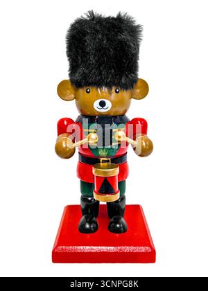 Batteur en bois ours casse-noisettes en uniforme, figurine en bois de Noël isolée sur blanc avec chemin de découpage inclus Banque D'Images