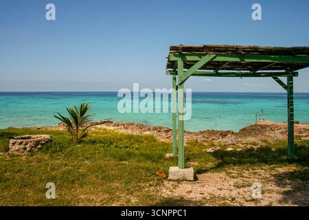 Cuba - Playa Larga - Beachside Hut - Une structure rustique en bois surplombant l'océan Banque D'Images