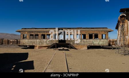 Photo de vieux wagons jetés au Musée ferroviaire de Baquedano au Chili. Au milieu du désert d'Atacama se trouve le musée du village. Banque D'Images