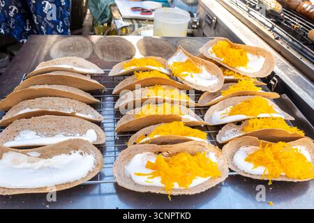 Khanom Buang, crêpes thaïlandais ou crêpes croustillantes, sur un étal de marché de rue, Bangkok, Thaïlande Banque D'Images