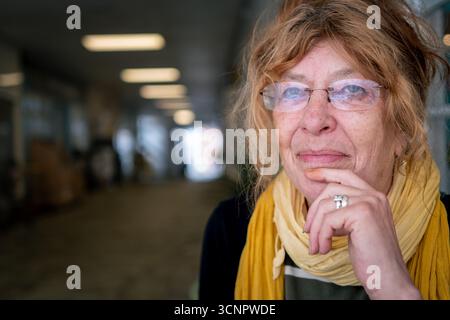 femme d'âge moyen dans des lunettes, regardant directement dans l'objectif de la caméra Banque D'Images