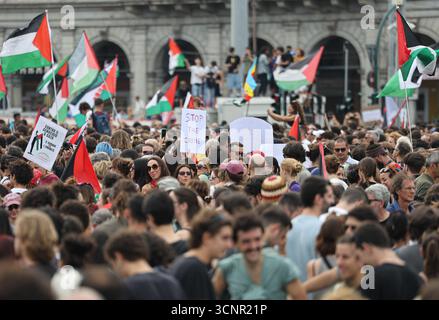 Rome, Italie. 22 septembre 2025. Des gens participent à une manifestation pro-palestinienne à Rome, en Italie, le 22 septembre 2025. Crédit : Li Jing/Xinhua/Alamy Live News Banque D'Images