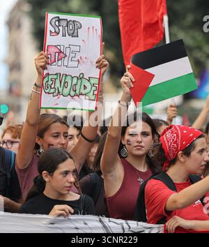 Rome, Italie. 22 septembre 2025. Des gens participent à une manifestation pro-palestinienne à Rome, en Italie, le 22 septembre 2025. Crédit : Li Jing/Xinhua/Alamy Live News Banque D'Images
