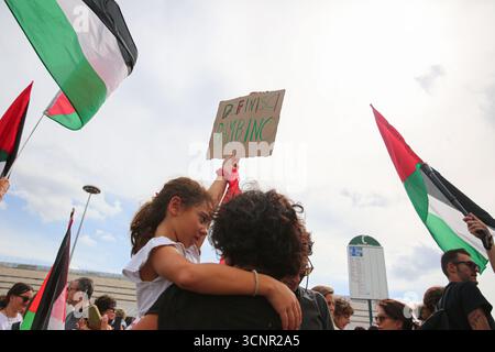 Rome, Italie. 22 septembre 2025. Des gens participent à une manifestation pro-palestinienne à Rome, en Italie, le 22 septembre 2025. Crédit : Li Jing/Xinhua/Alamy Live News Banque D'Images