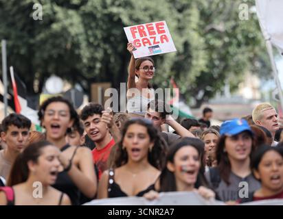 Rome, Italie. 22 septembre 2025. Des gens participent à une manifestation pro-palestinienne à Rome, en Italie, le 22 septembre 2025. Crédit : Li Jing/Xinhua/Alamy Live News Banque D'Images