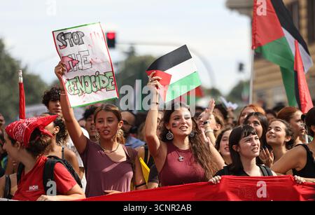 Rome, Italie. 22 septembre 2025. Des gens participent à une manifestation pro-palestinienne à Rome, en Italie, le 22 septembre 2025. Crédit : Li Jing/Xinhua/Alamy Live News Banque D'Images