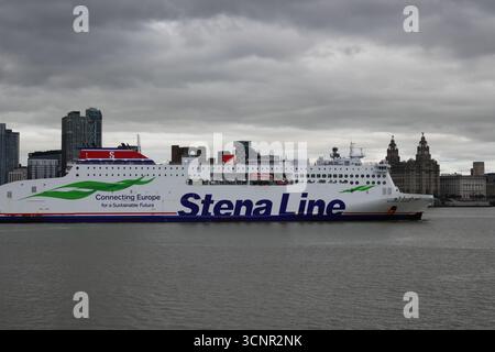 MS Stena Edda un ferry RoPax pour passagers et véhicules sur la rivière Mersey, en passant par l'emblématique front de mer de Liverpool, avec le célèbre horizon de la ville visible Banque D'Images