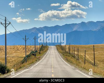 Route panoramique menant aux montagnes de Tianshan dans la prairie du Xinjiang Banque D'Images