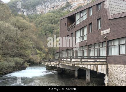 Bosnie-Herzégovine, Drvar (Mun.), Bastasi : Motel Bastašica Banque D'Images