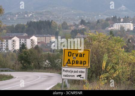 Bosnie-Herzégovine, Drvar (Mun.), Drvar (Titov Drvar) : panneau de signalisation Banque D'Images