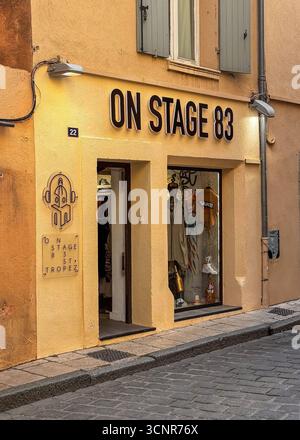 Saint Tropez, France - 13 juillet 2024 : paysage du centre-ville. Sur scène 83 entrée du magasin de mode dans la rue Sibille, Banque D'Images